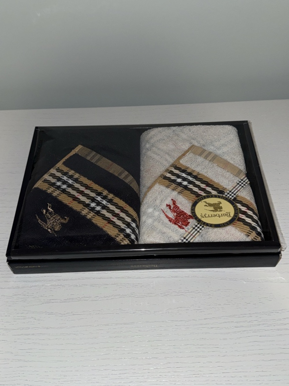 NIB Burberry Towel & Washcloth Set Black & White